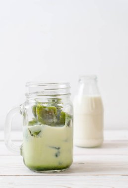Matcha yeşil çay buzlu cam sütlü