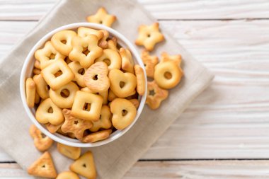 Kahveli bisküvi krakeri.