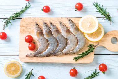 taze karides veya karides malzemelerle ahşap tahta üzerinde ham