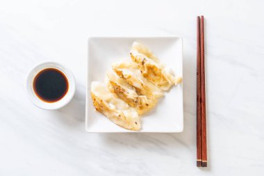 Japon gyoza 'sı ya da soya soslu hamur tatlısı.