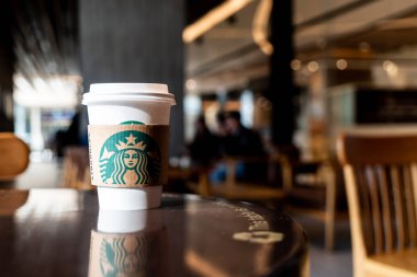 Bangkok, Tayland - 29 Haziran 2018: Starbucks sıcak içecek kahve sahibi Starbuck kafede masada ile.