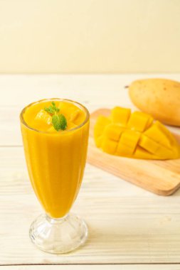 taze mango smoothies - sağlıklı yiyecek ve içecek konsepti