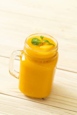 taze mango smoothies - sağlıklı yiyecek ve içecek konsepti