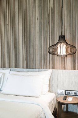 Otel yatak odası iç dekorasyonda yatak üzerinde rahat yastık