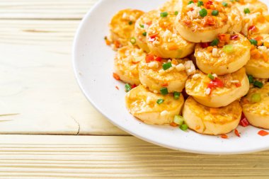 Sahanda yumurta yumuşak tofu sarımsak - sağlıklı, vegan ve sebze gıda tarzı