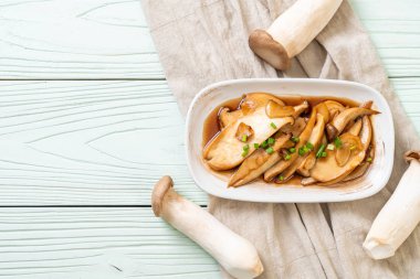 İstiridye soslu kızarmış kral istiridye mantarı. Sağlıklı, vejetaryen ya da vejetaryen yemek tarzı.