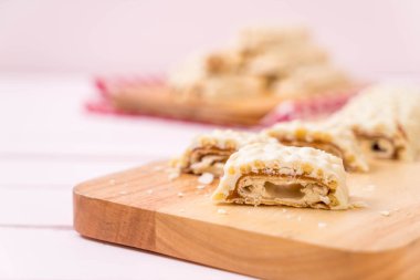 beyaz çikolata karamel ve gevrek gevrek ahşap bar ile