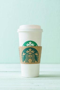 Bangkok, Tayland - 5 Haziran 2018: Beyaz kahve fincanı Starbucks logosu üzerinde tahta arka plan ile. Starbucks dünyanın en büyük kahve evi 61 ülke içinde 20.000'den fazla mağaza ile mi.