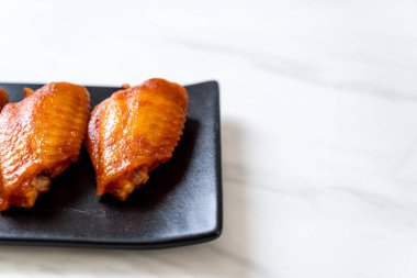 Barbekü tavuk kanadı sosu ile