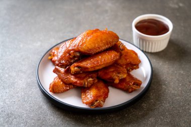 Barbekü tavuk kanadı sosu ile