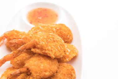 Beyaz arka plan üzerinde izole derin kızarmış karides