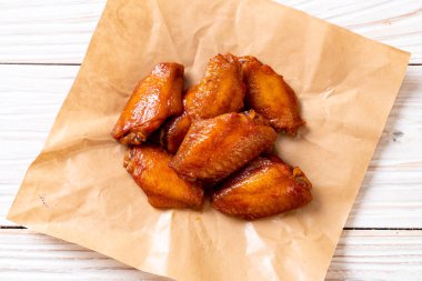 Barbekü tavuk kanadı sosu ile