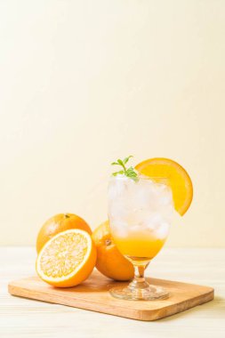 yanında da soda ahşap masa portakal suyu