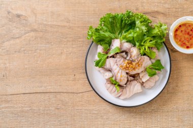 Soslu ve sebzeli haşlanmış balık sosu.