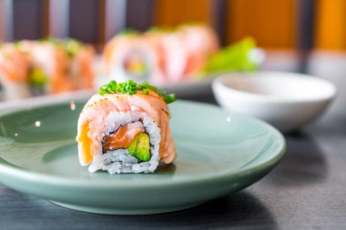 ızgara somon suşi roll - Japon gıda tarzı