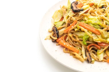 sebze izole üzerinde beyaz arka plan ile tavada kızartılmış yakisoba şehriye