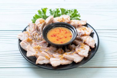 Soslu ve sebzeli haşlanmış balık sosu.