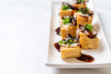 Shitake Mantarlı ızgara Tofu ve Altın İğne Mantarı - sağlıklı, vejetaryen veya vejetaryen yemek tarzı