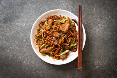 tavada kızartılmış yakisoba noodle pork - Asya gıda tarzı ile