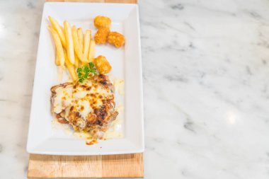 Peynirli tavuk ve domuz eti biftek