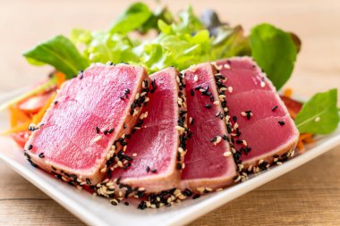 Taze ton balığı ve sebze salatası. Sağlıklı yemek.