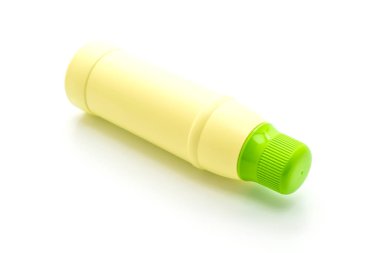 Plastik deterjan kutusu beyaz arkaplanda izole edildi