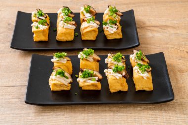 Shitake Mantarlı ızgara Tofu ve Altın İğne Mantarı - sağlıklı, vejetaryen veya vejetaryen yemek tarzı