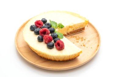 Ahududu ve beyaz arka plan üzerinde izole yaban mersini ile ev yapımı cheesecake