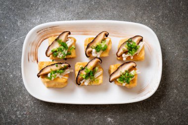 Shitake Mantarlı ızgara Tofu ve Altın İğne Mantarı - sağlıklı, vejetaryen veya vejetaryen yemek tarzı