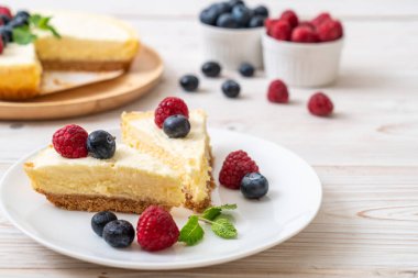 Ev yapımı cheesecake taze ahududu ve yaban mersini ile