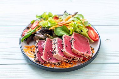 Taze ton balığı ve sebze salatası. Sağlıklı yemek.