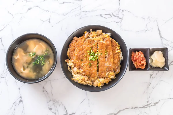 Kızarmış domuz pirzolası kasesi (Katsudon) - Japon yemek tarzı