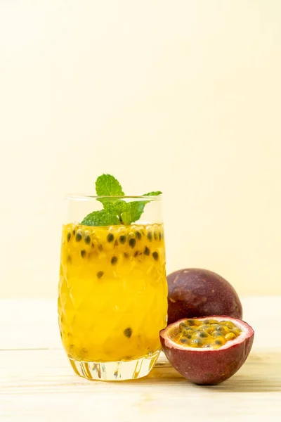 Fresh Iced Passion Fruit Juice Healthy Drink — Stock Photo, Image