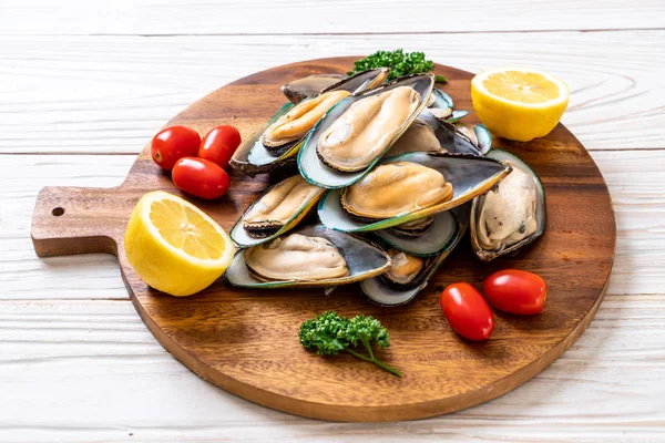 malzemelerle ahşap tahta üzerinde taze midye