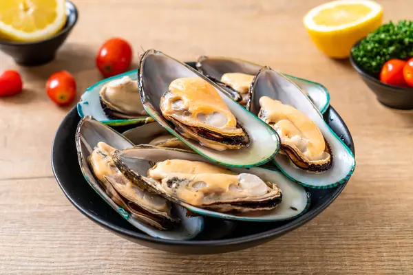 üzerinde siyah kase taze midye