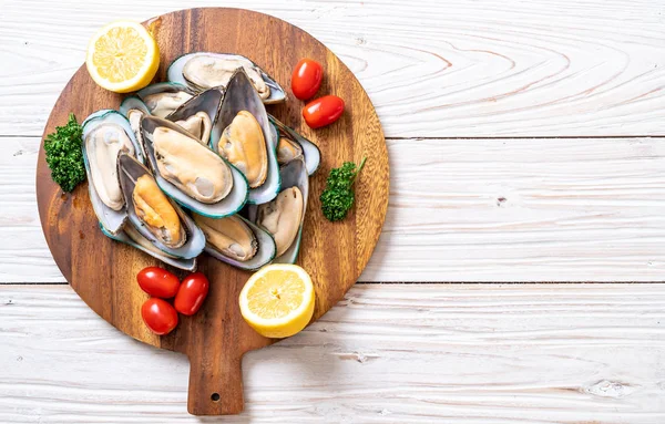 malzemelerle ahşap tahta üzerinde taze midye