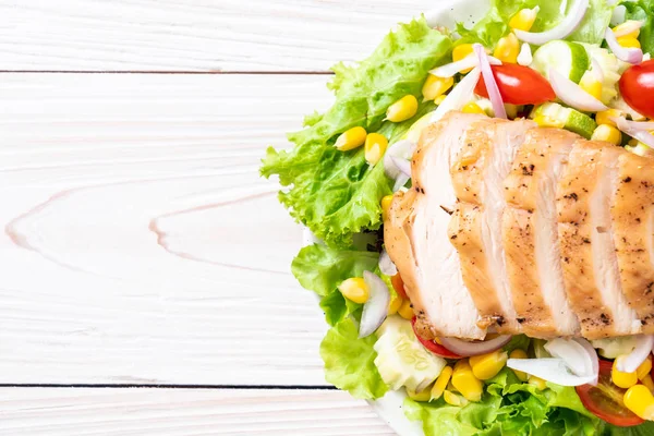 Tavuk göğsü - sağlıklı gıda tarzı ile sağlıklı salata kasesi