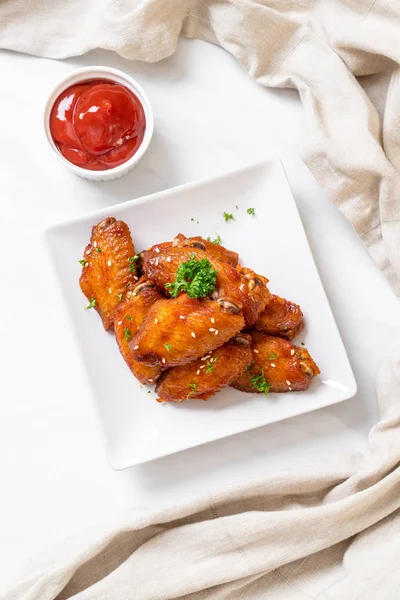 Beyaz susamlı ızgara tavuk kanadı.