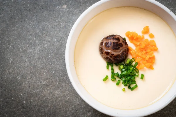 sebze, mantar ve havuç ile ev yapımı haşlanmış yumurta