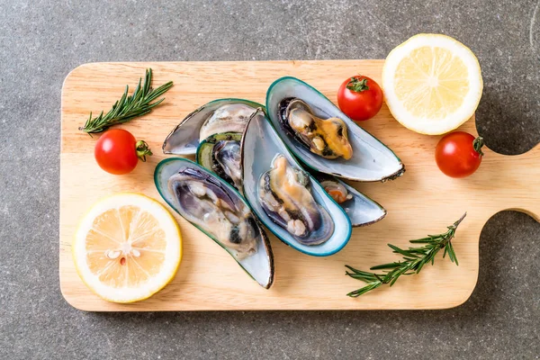 Mexilhões Frescos Tábua Madeira Com Ingredientes — Fotografia de Stock