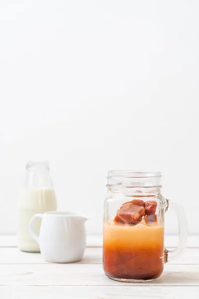 Тайский Чайный Куб Льдом Молоком Деревянном Фоне — стоковое фото