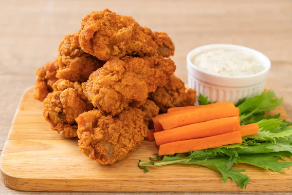 Fried Spicy Chicken Wings Vegetable — Stock Photo, Image