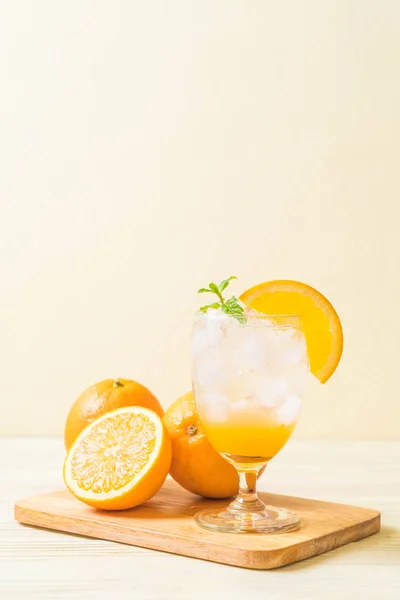 Χυμό Πορτοκάλι Σόδα Τραπέζι Από Ξύλο — Φωτογραφία Αρχείου
