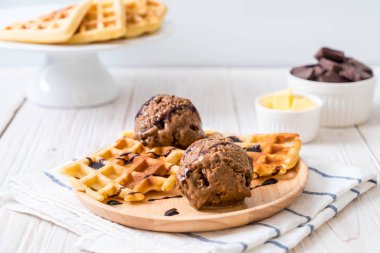 Çikolatalı dondurma waffle ve çikolata sosu ile