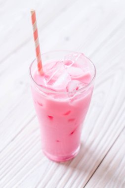 pembe çilek milkshake ahşap üzerine
