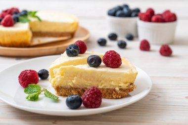 Ev yapımı cheesecake taze ahududu ve yaban mersini ile