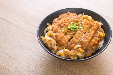 Kızarmış domuz pirzolası kasesi (Katsudon) - Japon yemek tarzı
