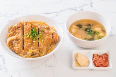 Kızarmış domuz pirzolası kasesi (Katsudon) - Japon yemek tarzı