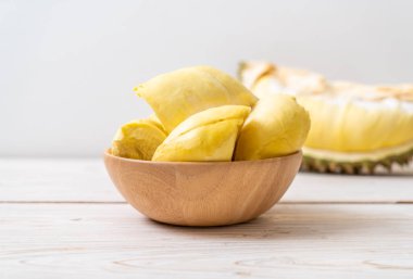 Ahşap zemin üzerinde taze Durian meyvesi