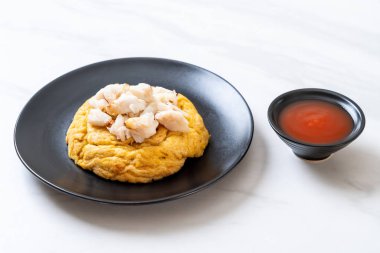 omlet Yengeç eti ve chili sos ile